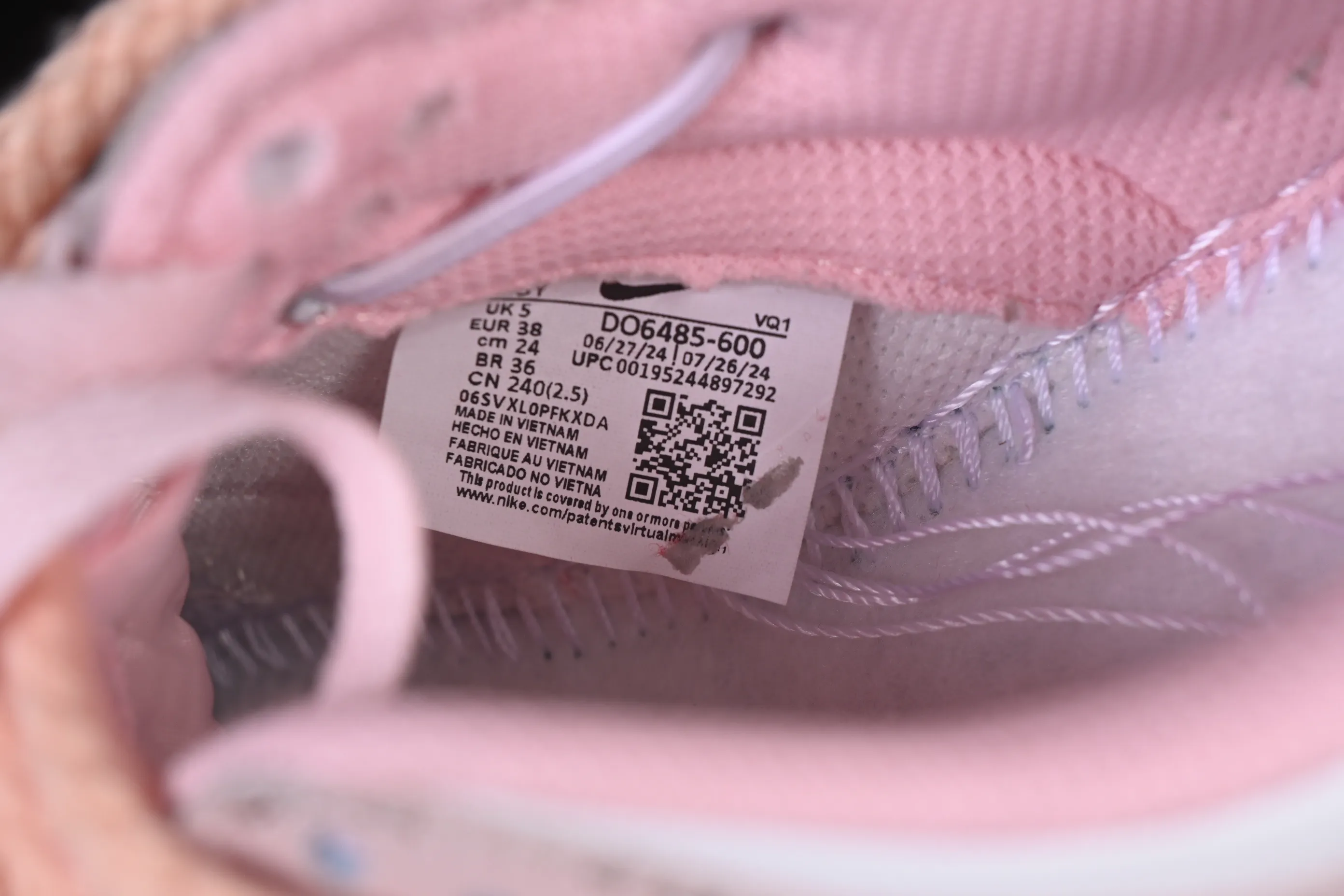 All categories Nk SB Dunk Series Nk SB Dunk Low High-end customized low-top sneakers Nike SB Dunk Low Valentine's Day pink straps low-top casual sneakers DO6485-600